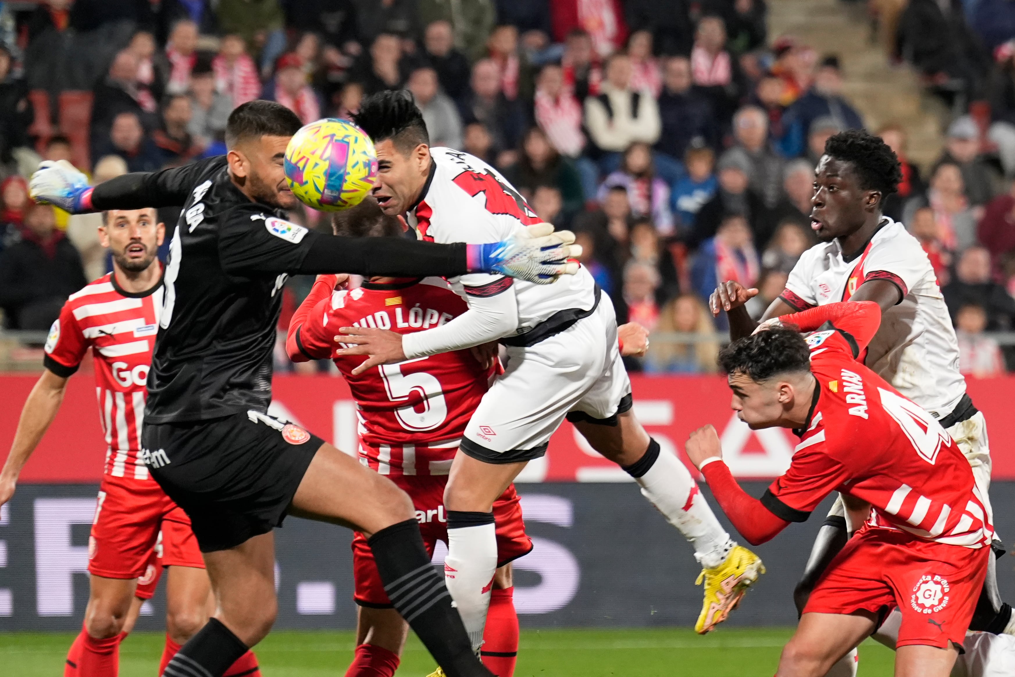 El delantero colombiano del Rayo Vallecano, Radamel Falcao intenta un remate ante varios rivales del Girona. EFE/David Borrat.