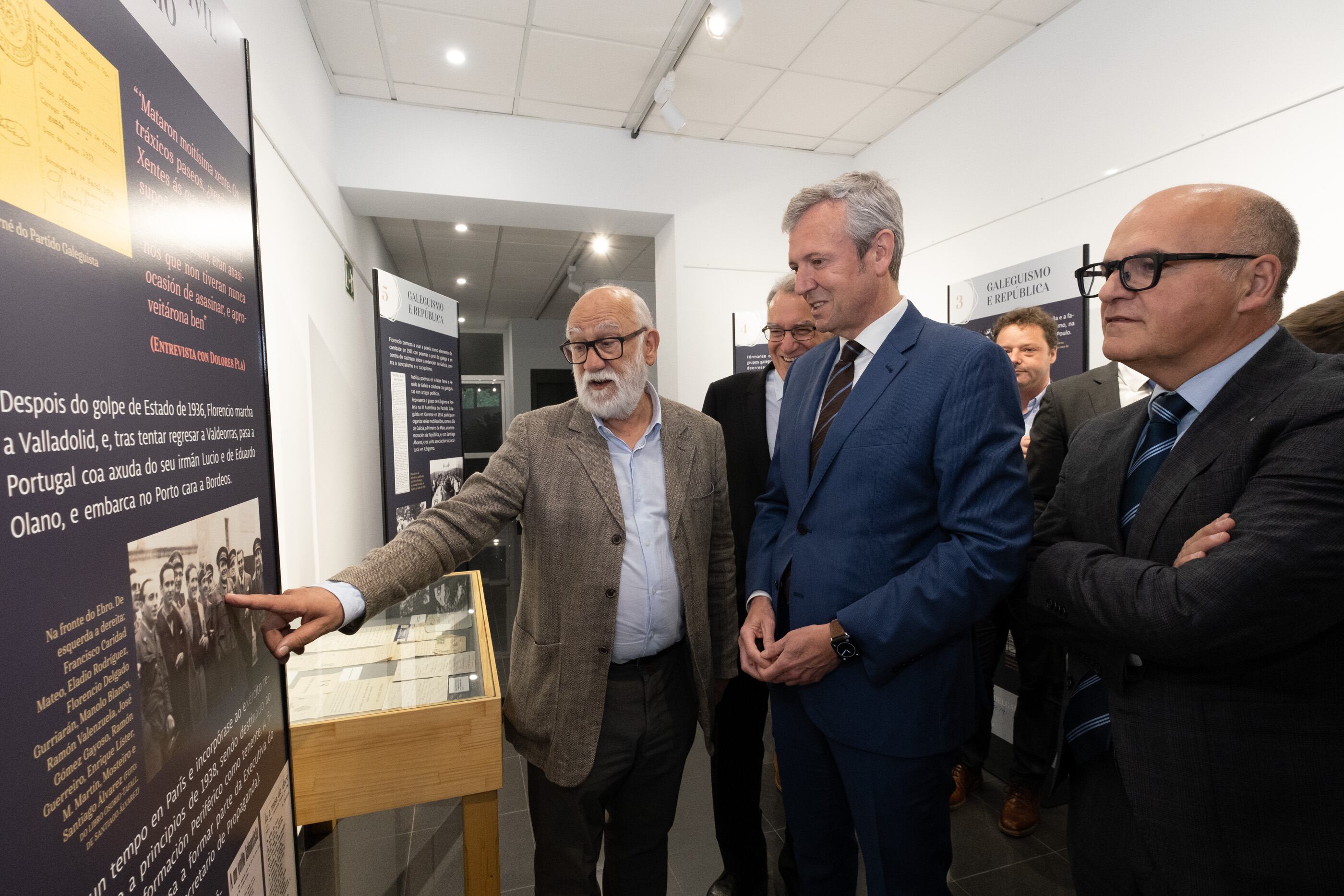 O presidente da Xunta, Alfonso Rueda, acompañado polo conselleiro de Cultura, Educación, Formación Profesional e Universidades, Román Rodríguez, preside o acto conmemorativo con motivo do Día das Letras Galegas 2022 dedicado a Florencio Delgado Gurriarán. Teatro Lauro Olmo, O Barco de Valdeorras, 17/05/22.