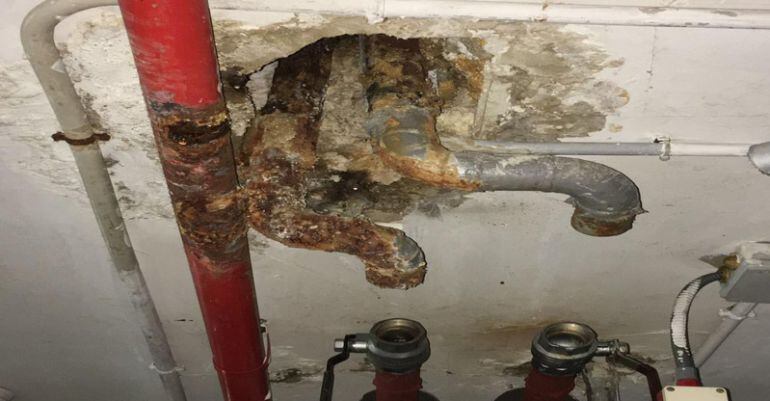 Tuberías cortadas del sistema de suelo radiante en el Centro Deportivo de Valdelasfuentes