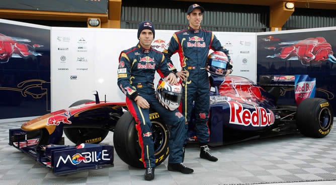 El español Jaime Alguersuari repite como pareja de Sebastian Buemi en la escudería Toro Rosso. Ambos han presentado su coche para la temporada 2011 en Cheste