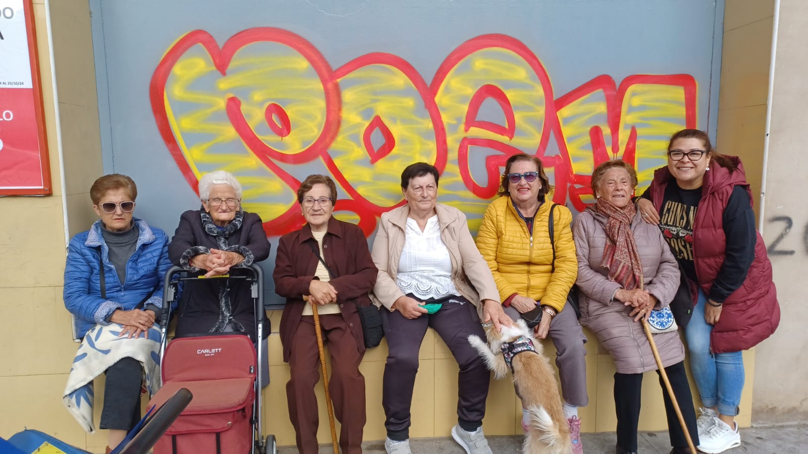 La cuadrilla de María, un grupo de mujeres mayores del barrio de Madre de Dios, espera la colocación de los bancos prometidos por el ayuntamiento de Logroño en el entorno de la biblioteca Rafael Azcona.