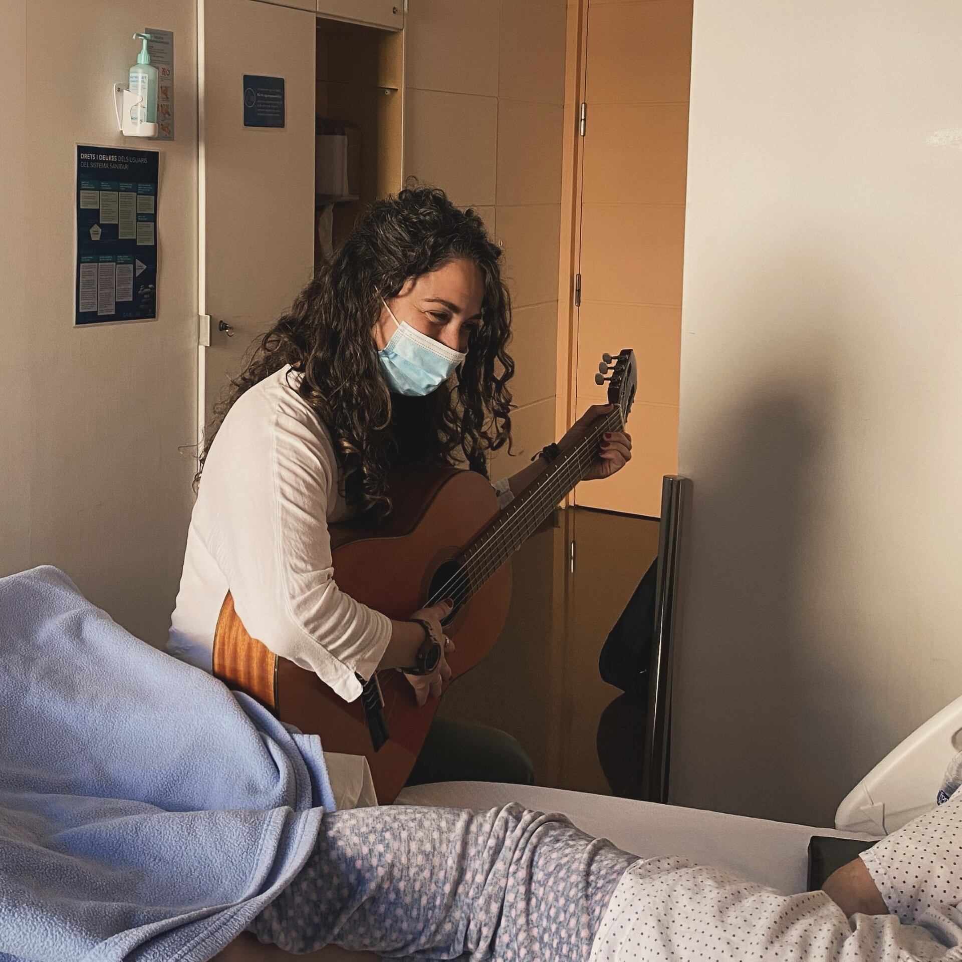 La musicoterapèuta cerdana Laia Font a l'hospital de Meritxell