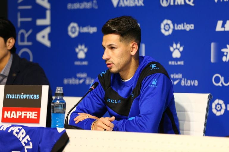 Hernán Pérez en su presentación como nuevo jugador albiazul.