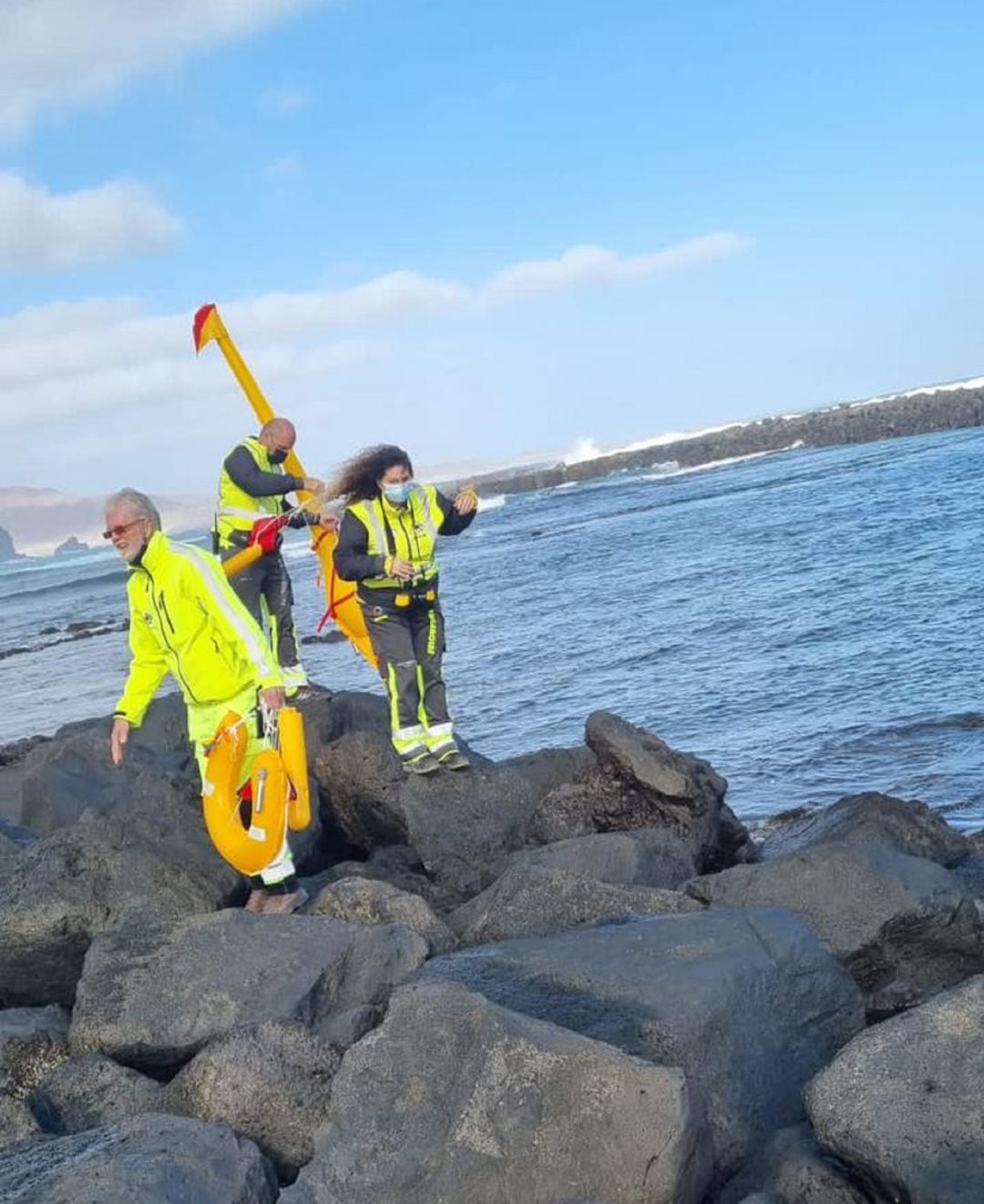 Efectivos de EMERLAN recogiendo objetos del velero encallado.