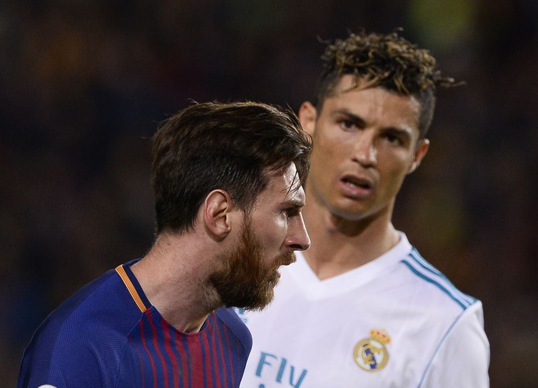 Ronaldo mira atentamente a Messi, en una imagen de archivo