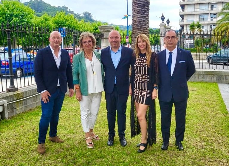 De izquierda a derecha, Alberto Alvarado, Elena Odriozola, Miguel González, Laura Recio y Benito Ortiz.