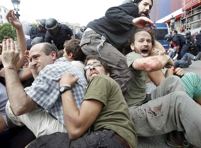 Los &quot;indignados&quot; de plaza de Cataluña de Barcelona han recibido hoy varias cargas de los Mossos d&#039;Esquadra, que intentaban desalojar la plaza para evitar que mañana coincidieran en ella los acampados y los culés que celebren una hipotética victoria del Ba