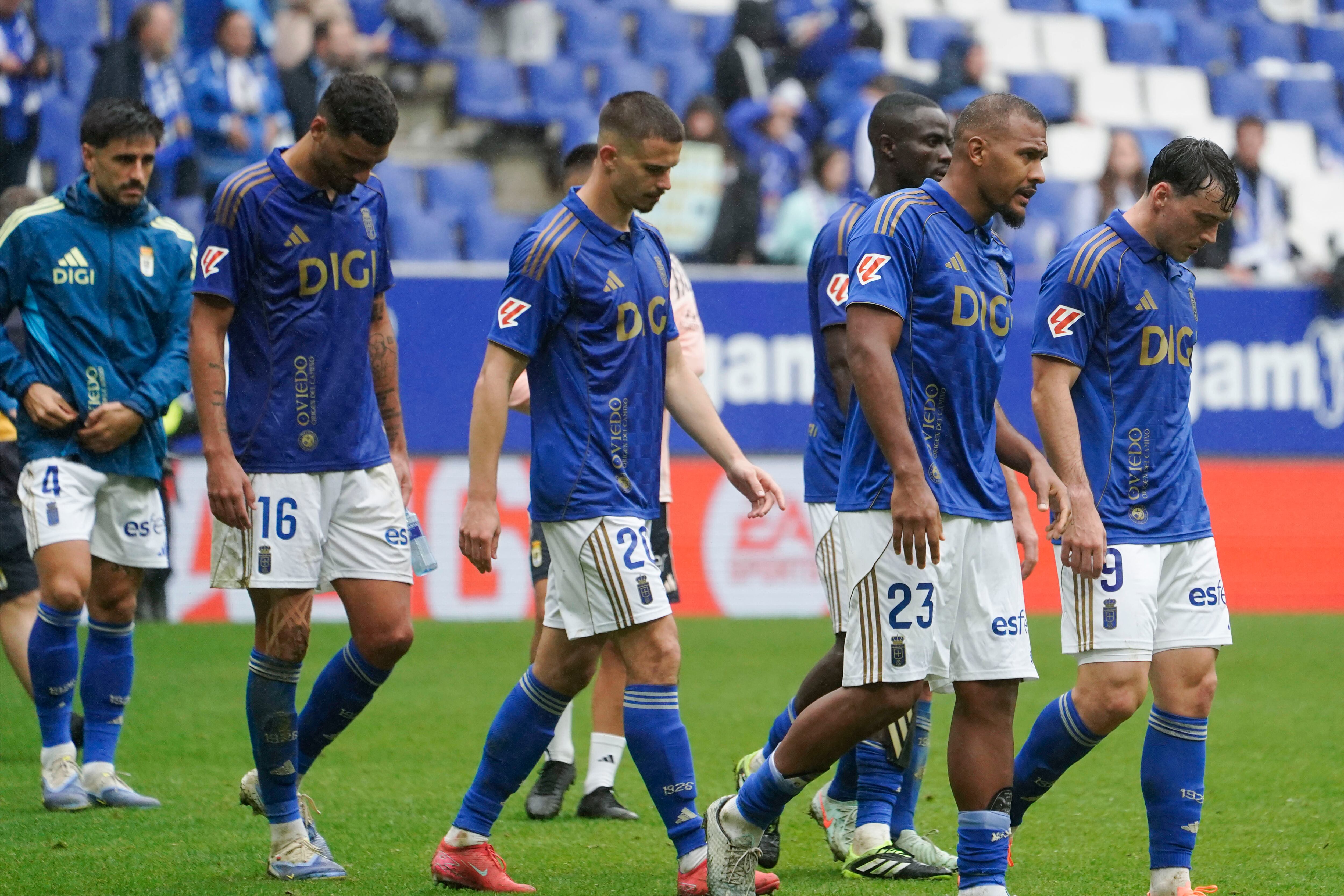 OVIEDO, 04/10/2025.- Los jugadores del Oviedo tras la derrota frente al Levante, durante el partido de la jornada 8 de LaLiga EA Sports entre el Real Oviedo y el Levante, este sábado en el Estadio Carlos Tartiere de Oviedo. EFE/ Paco Paredes
