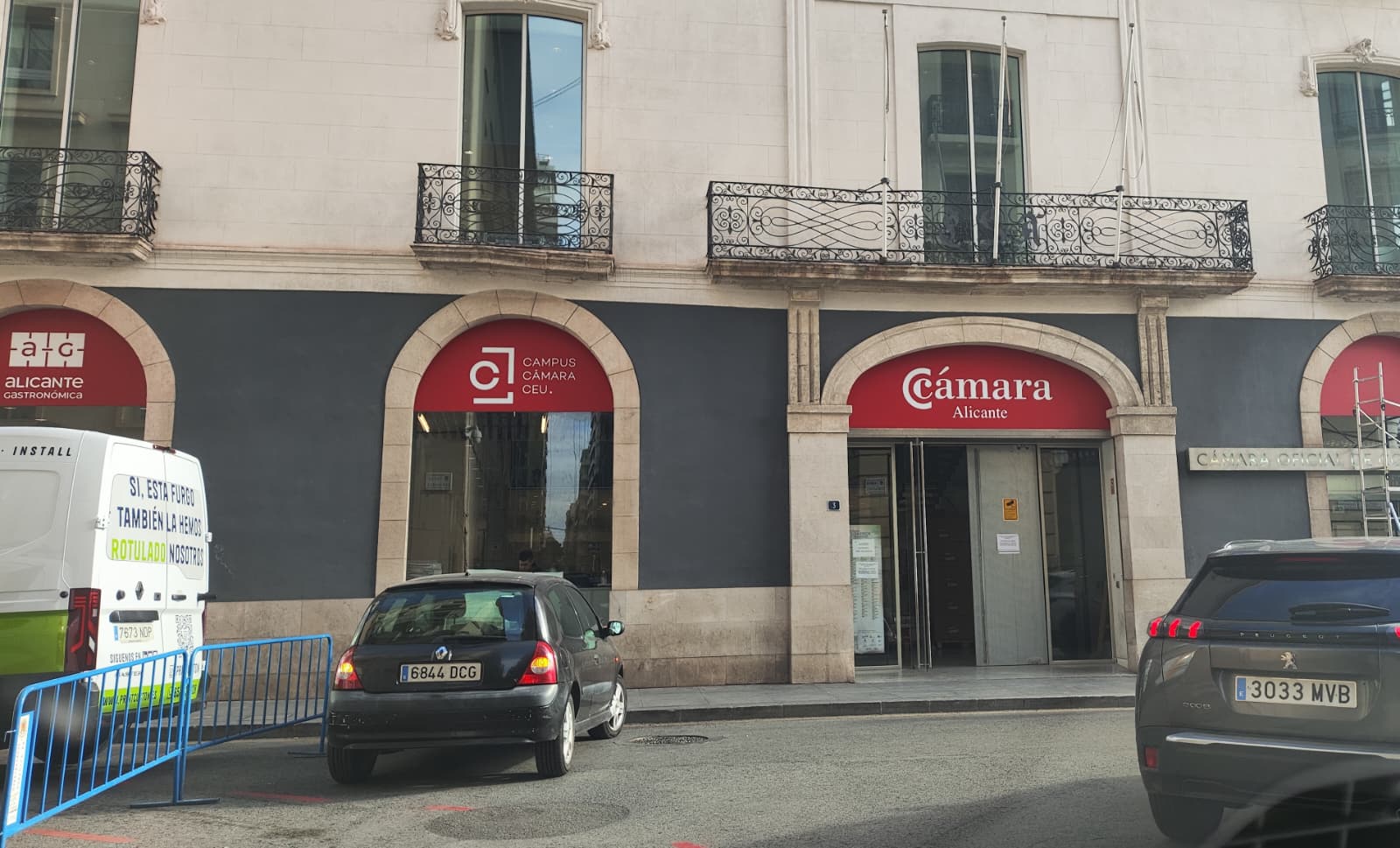 Imagen de labores de traslado de la Cámara de Comercio a las dependencias de la calle Cervantes