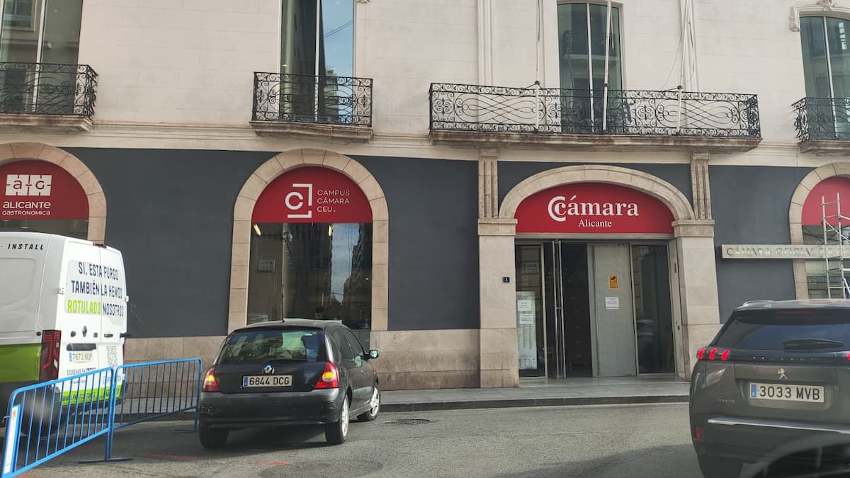La Cámara de Comercio de Alicante completa su traslado al antiguo hotel Palas