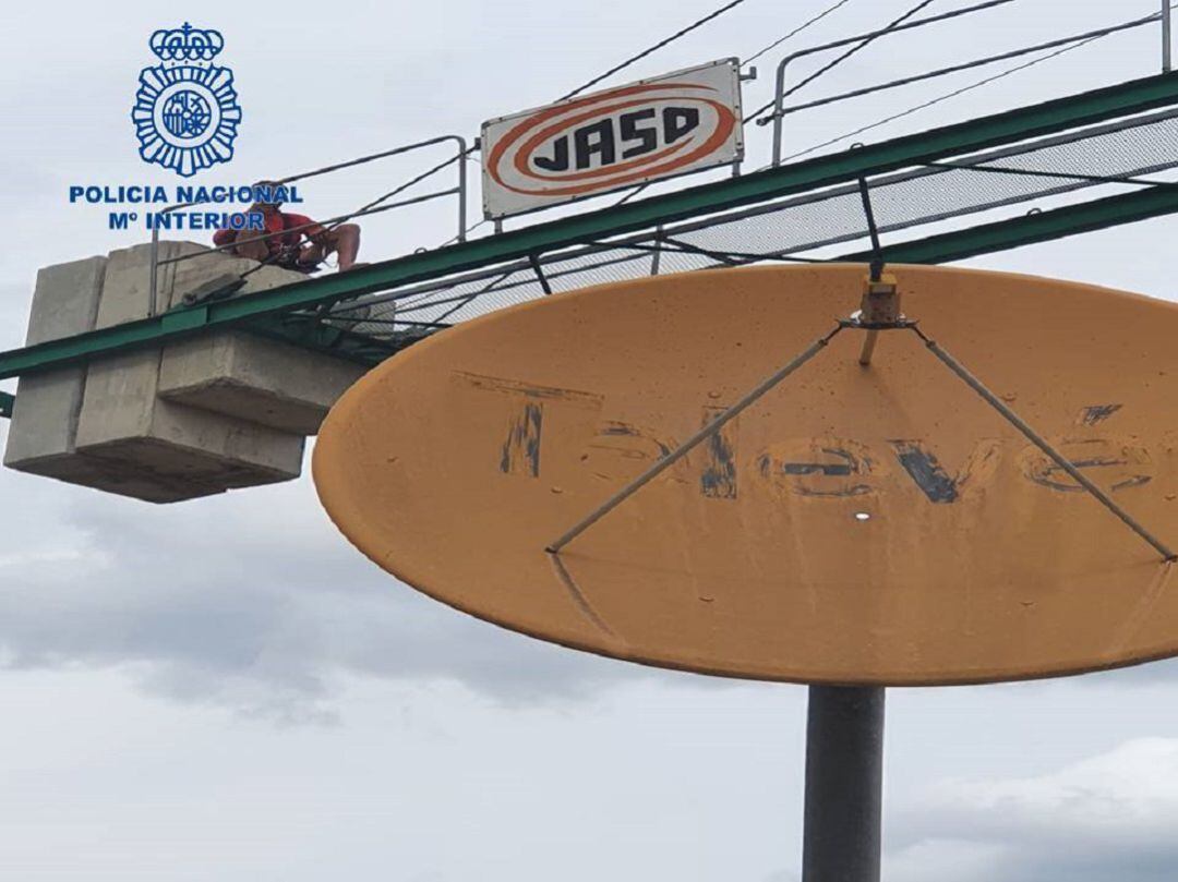 Imagen de la persona que permaneció 23 horas subida a una grúa en Pamplona