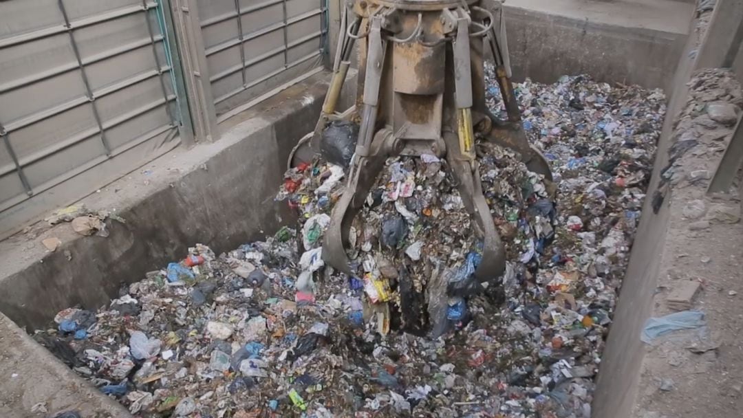 Manipulación de basura en la planta de Reciplasa