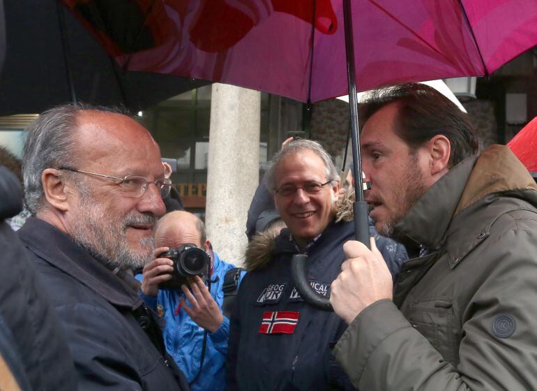 Javier León y Óscar Puente, junto a Martínez Bermejo, en una de las escasas coincidencias de la actual legislatura