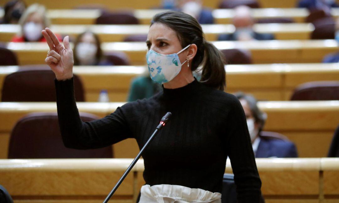 La ministra de Igualdad, Irene Montero, interviene durante la sesión de control al Gobierno celebrada en el Senado, este martes en Madrid. 