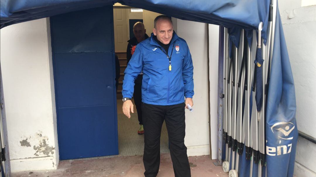 El nuevo entrenador del Dépor, instantes ante de comenzar su primer entrenamiento.