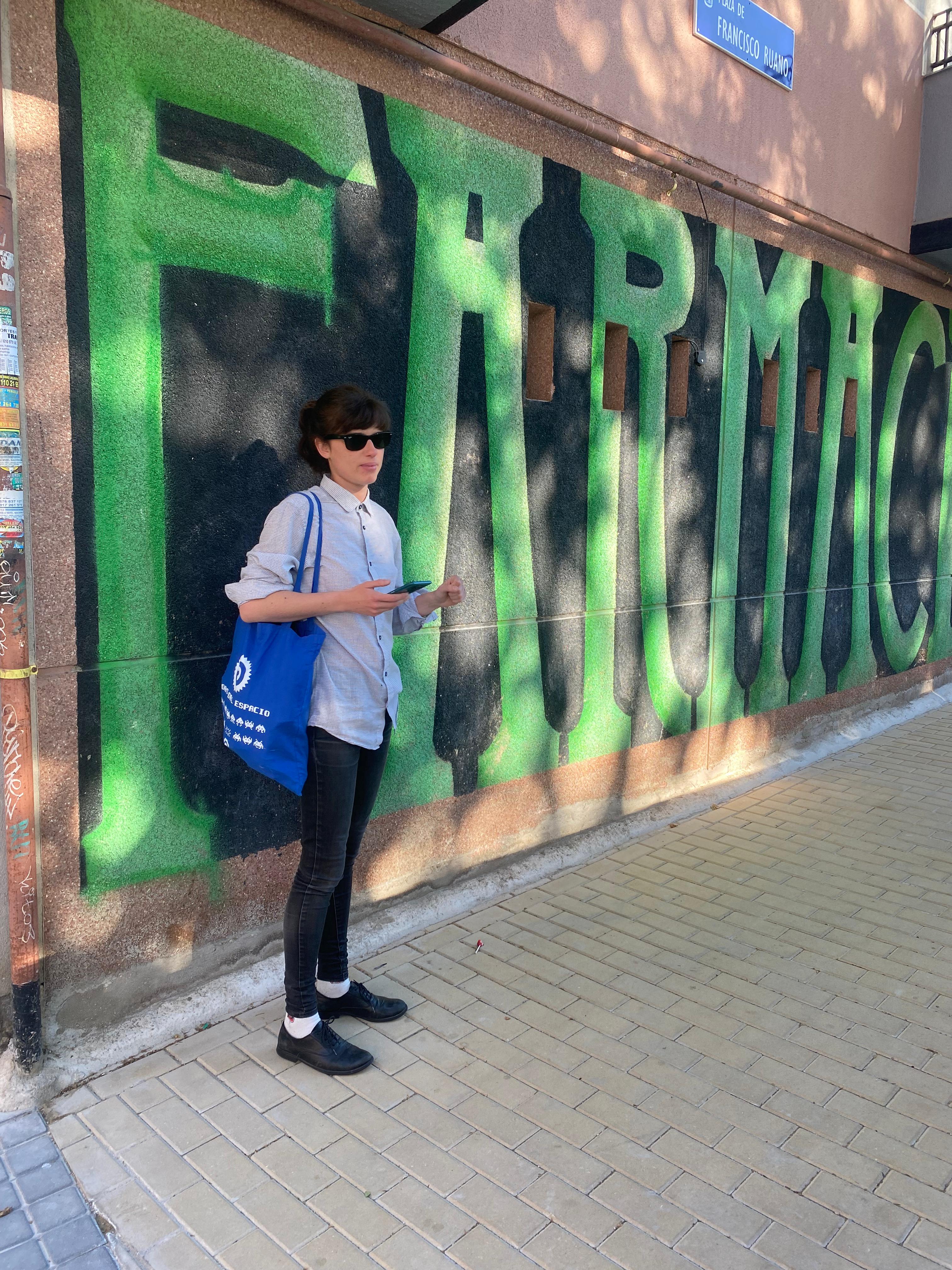 Natalia Drago, vocalista de Srta. Trueno Negro, posa ante una farmacia en plena gira por su nuevo disco, El Sonido de la Felicidad