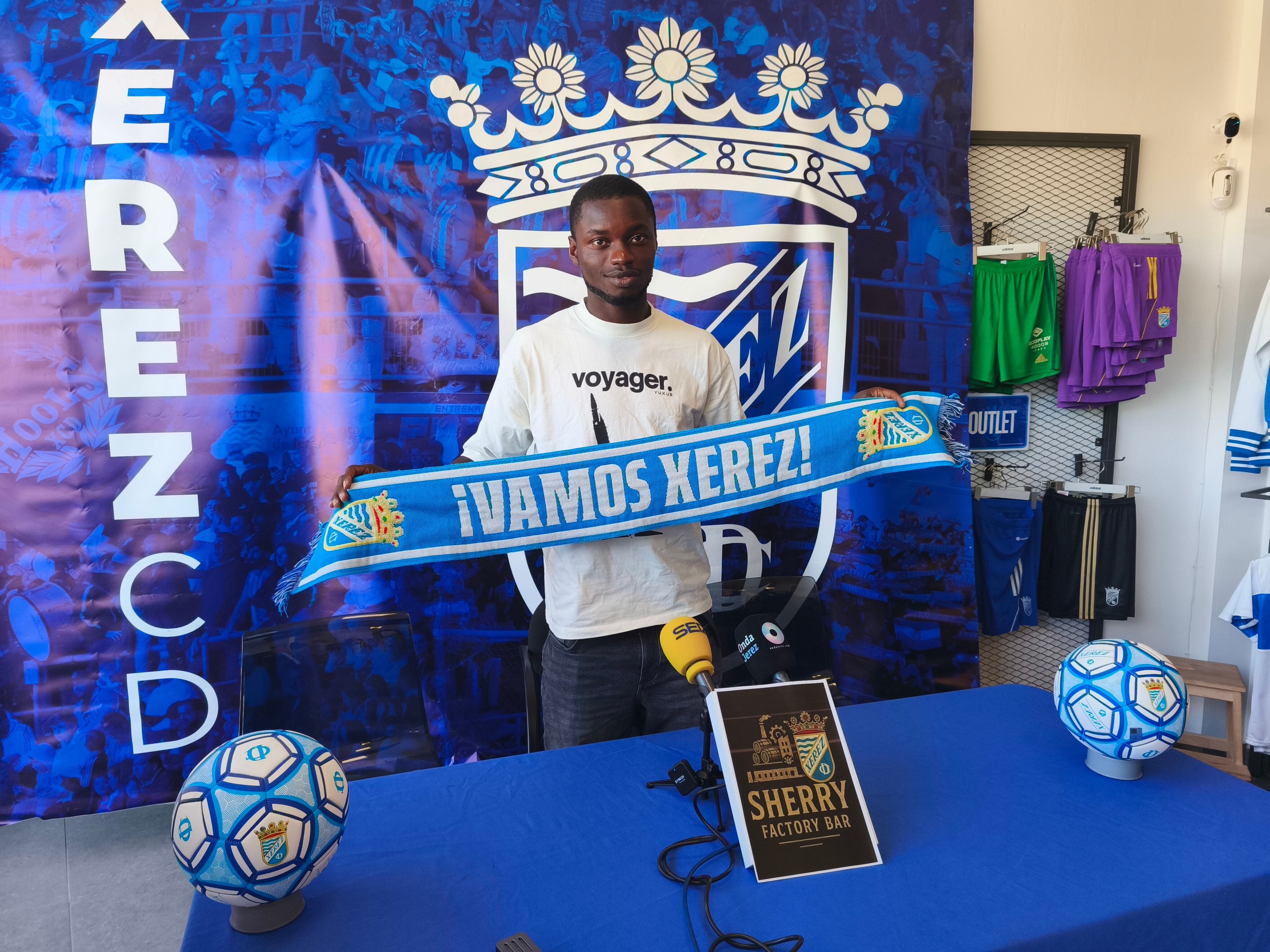 Bless durante su presentación como nuevo jugador del Xerez CD