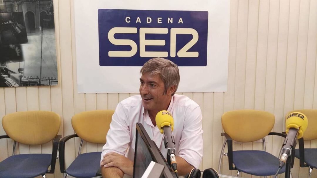 Eduardo Gómez Beser, en los estudios de Radio Jerez