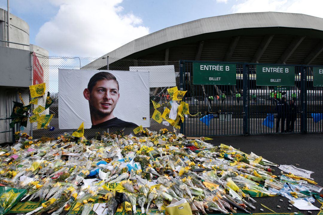 Los alrededores del estadio del Nantes llenos de ramos de flores en homenaje a Sala.