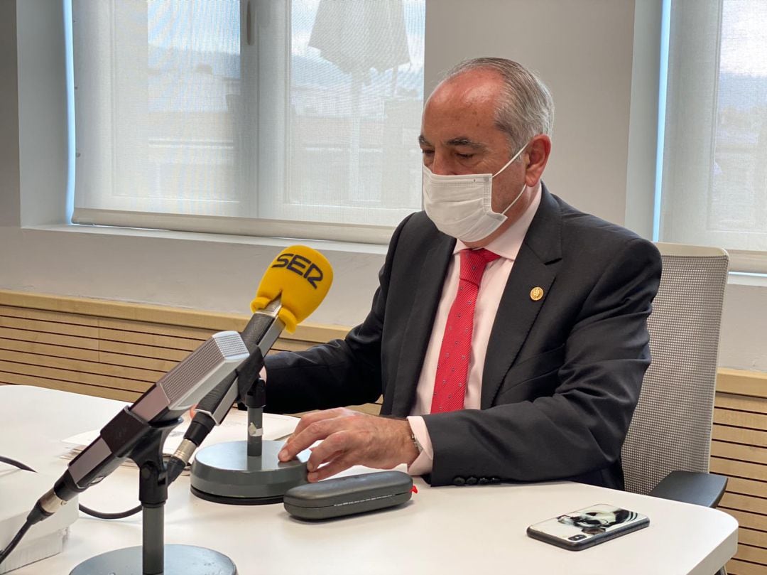 El consejero Arriola, esta tarde en los estudios de Radio Bilbao