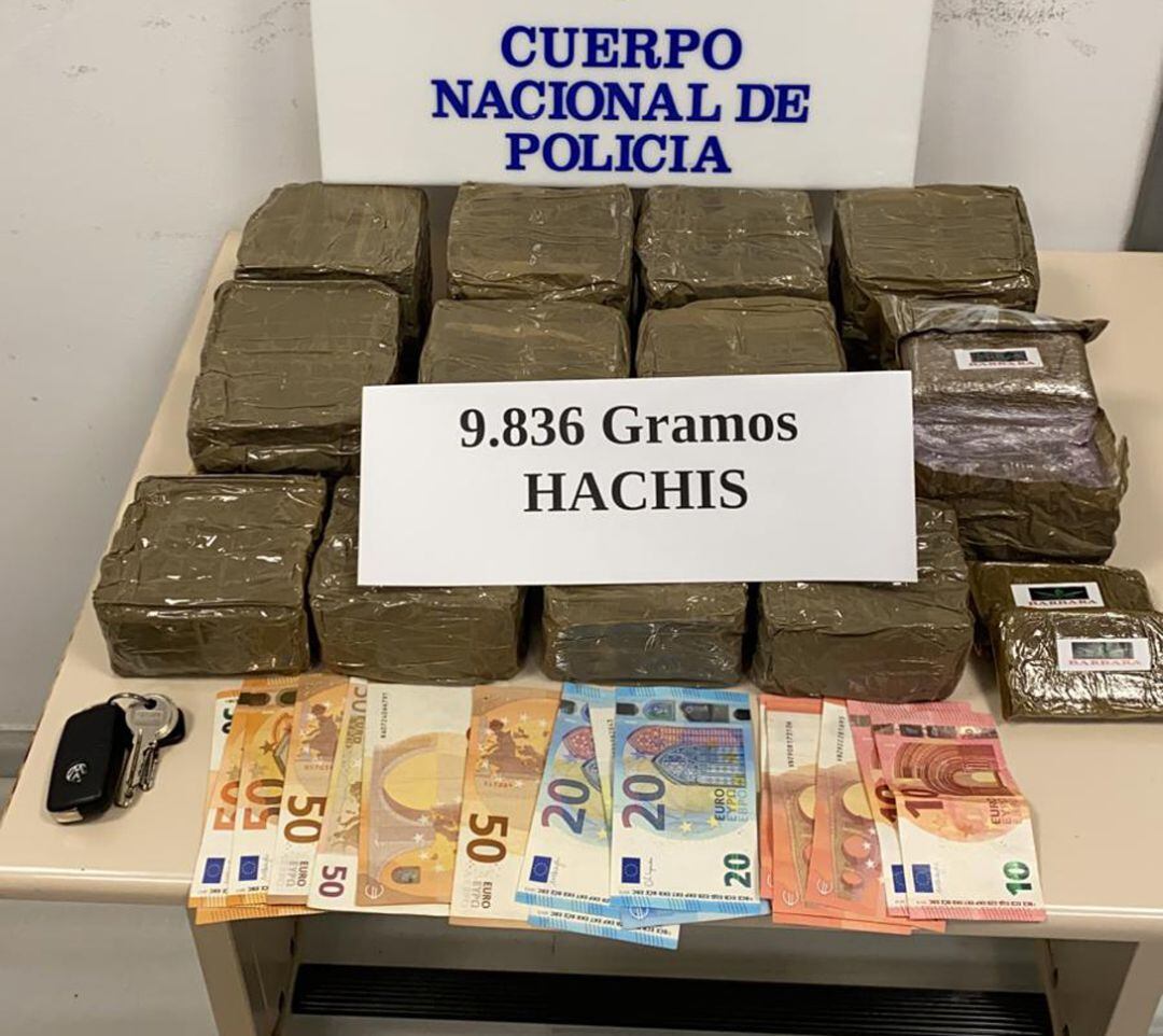 Hachís y dinero incautados por los agentes en la operación desarrollada en Ogíjares (Granada)