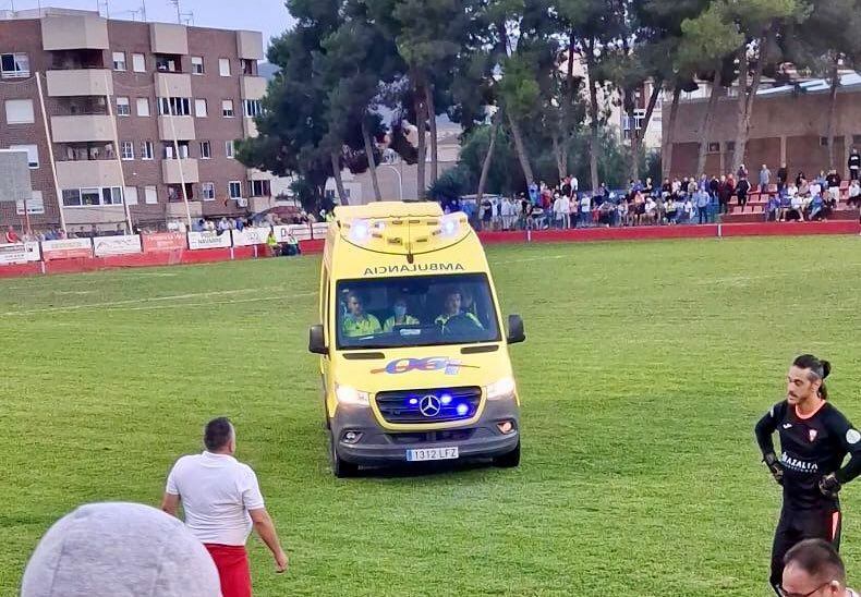 Una ambulancia irrumpe en el Municipal Pedro Méndez de Mazarrón, en el derbi Mazarrón - Bala Azul.