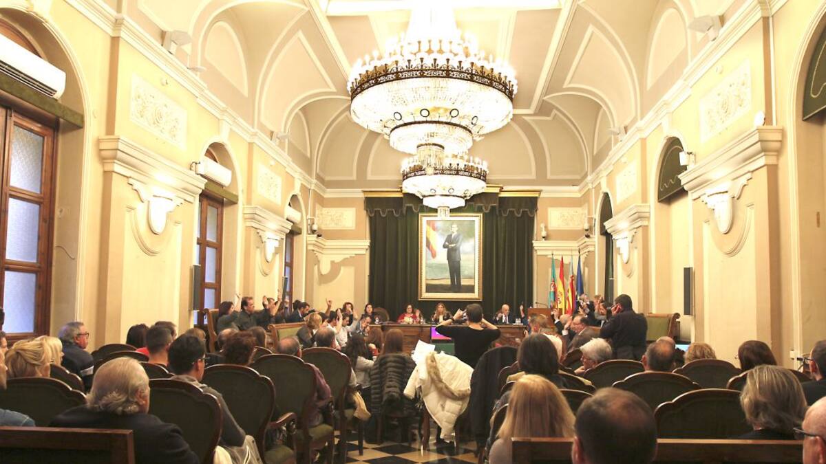 El pleno del Ayuntamiento ratifica por unanimidad la renuncia de Toni Lorenzo