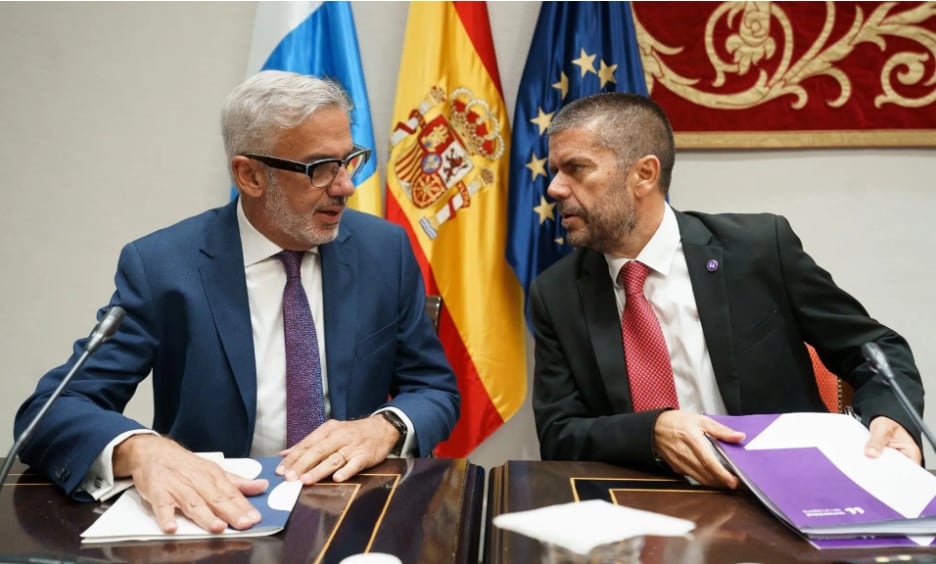 Los rectores de las universidades de La Laguna y de Las Palmas de Gran Canaria, Francisco Javier García (d) y Lluis Serra (i), respectivamente, durante la comisión de Universidades, Ciencia e Innovación y Cultura celebrada en el Parlamento de Canarias. EFE/Ramón de la Rocha