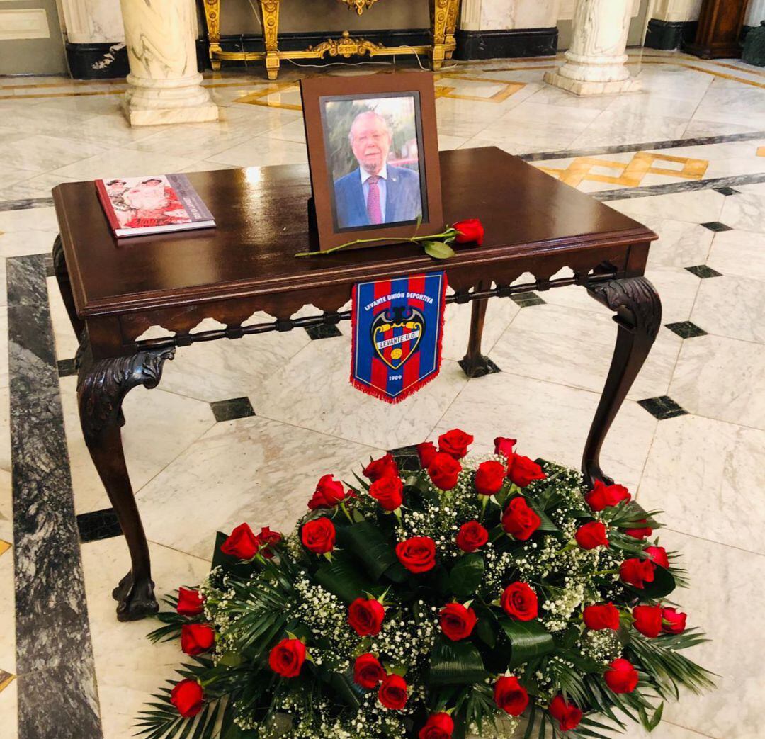 Libro de condolencias instalado en el Salón de Cristal en memoria de Ramón Vilar