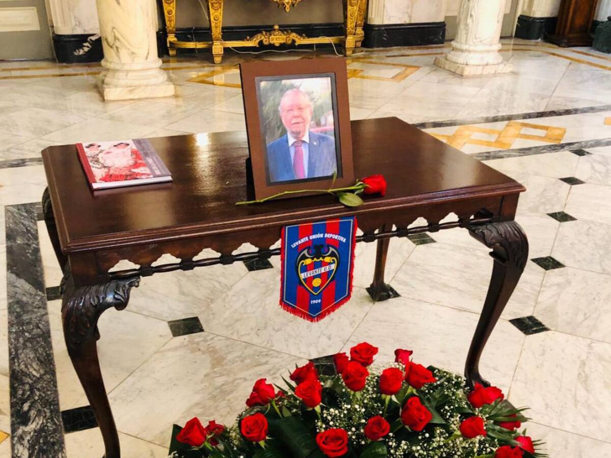 El Ayuntamiento de València abre el libro de condolencias en recuerdo del edil Ramón Vilar