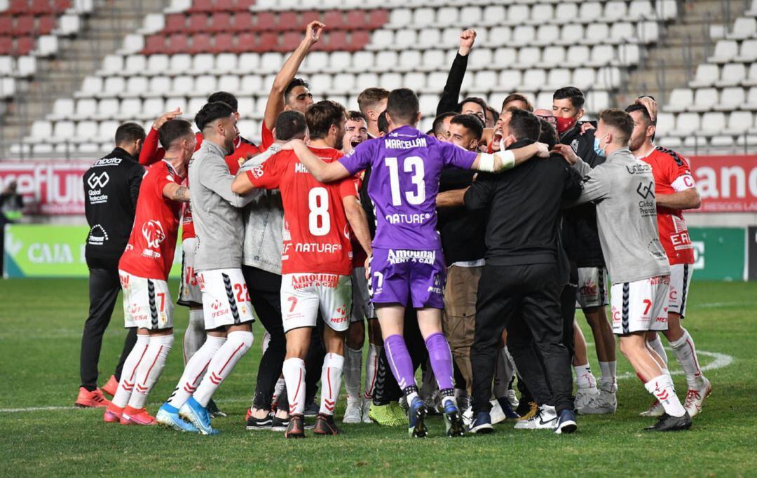 La plantilla del Real Murcia en piña tras ganar al UCAM