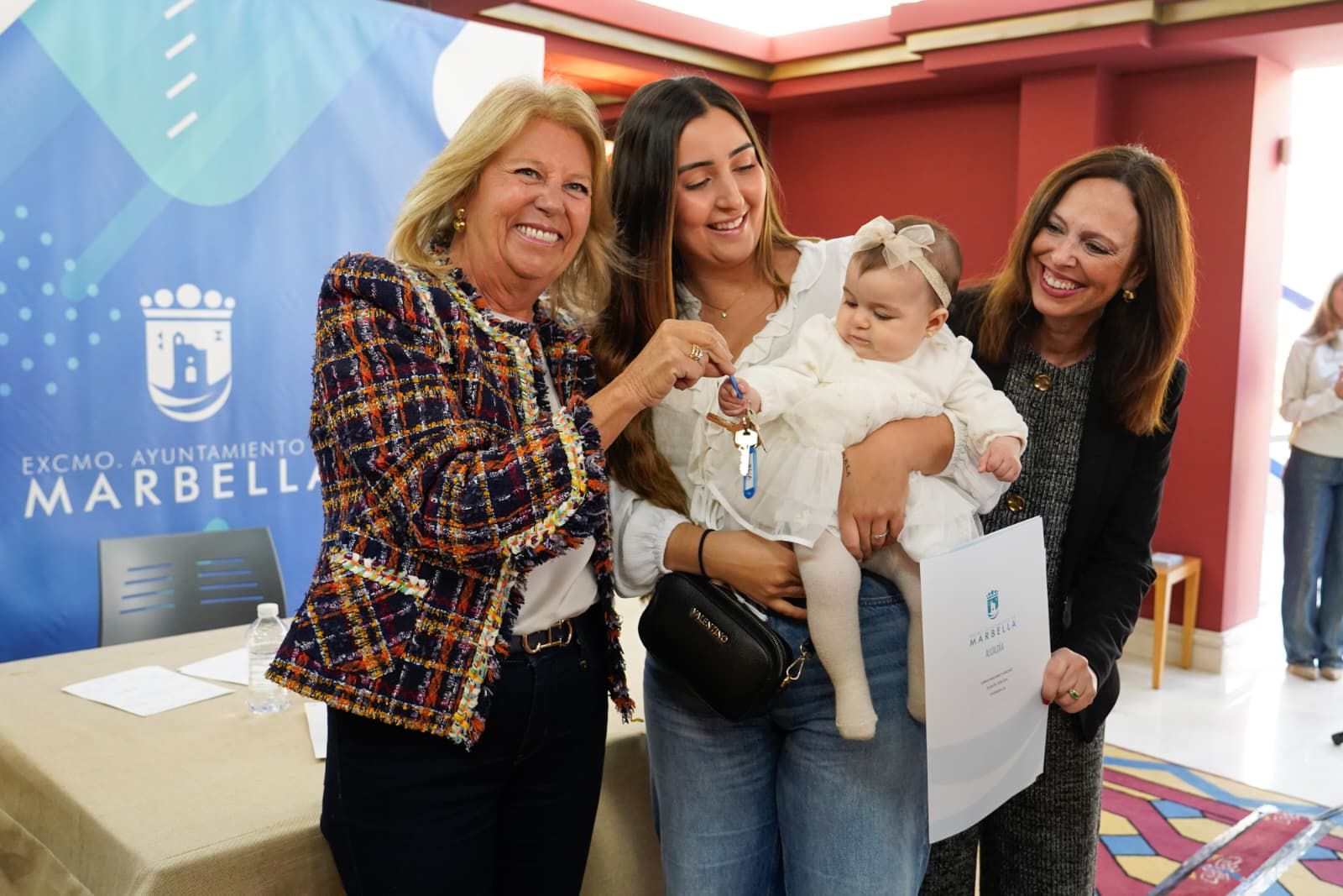 Entrega de llaves de las viviendas de alquiler social de Huerta de los Cristales, en Marbella