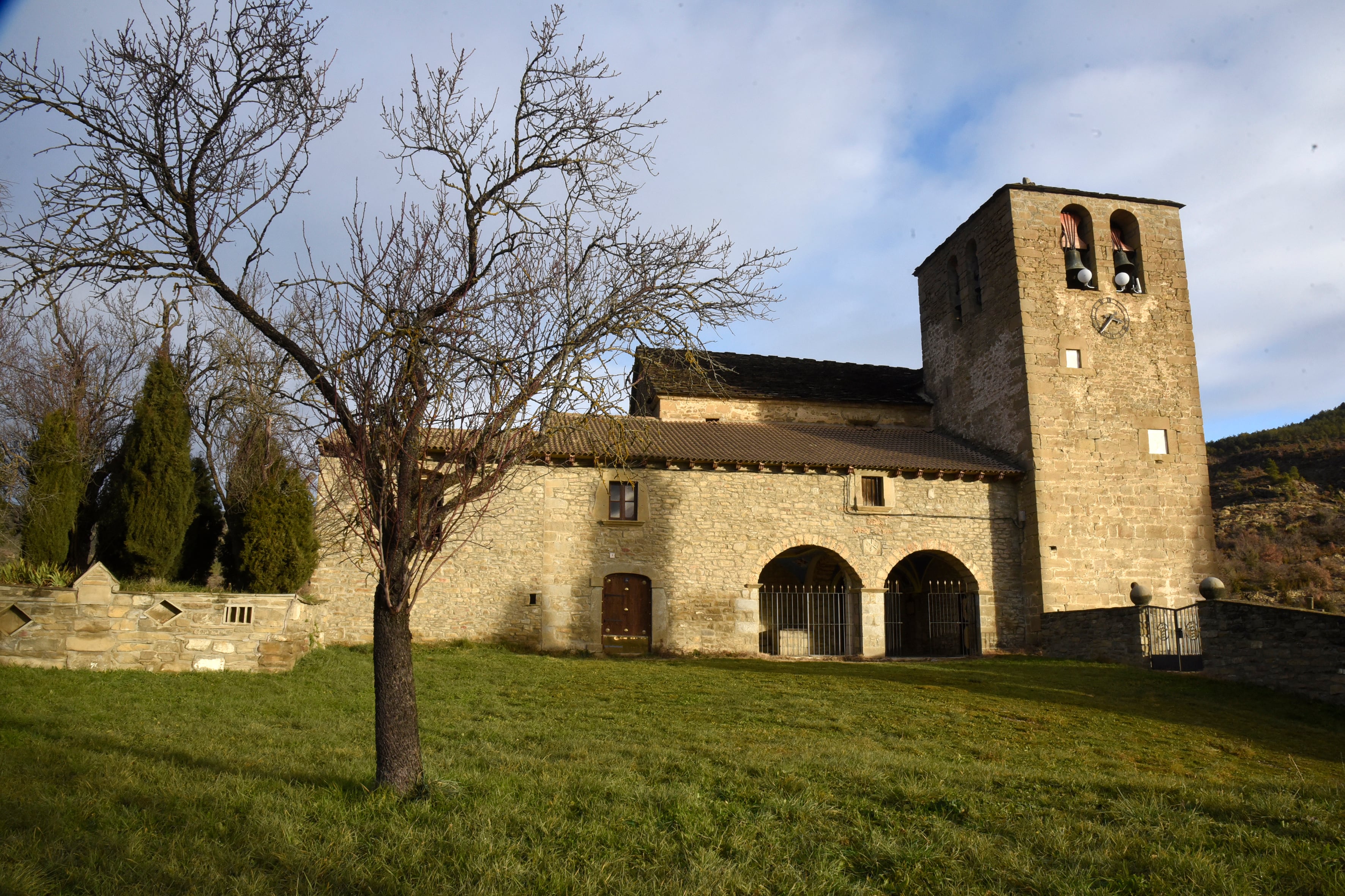 Imagen de la iglesia de San Miguel de Latre, en cuyo atrio se sitúan las polémicas pinturas