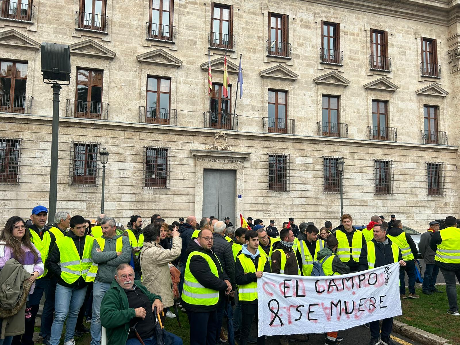 Manifestación agraria frente a la Delegación del Gobierno en la Comunitat Valenciana