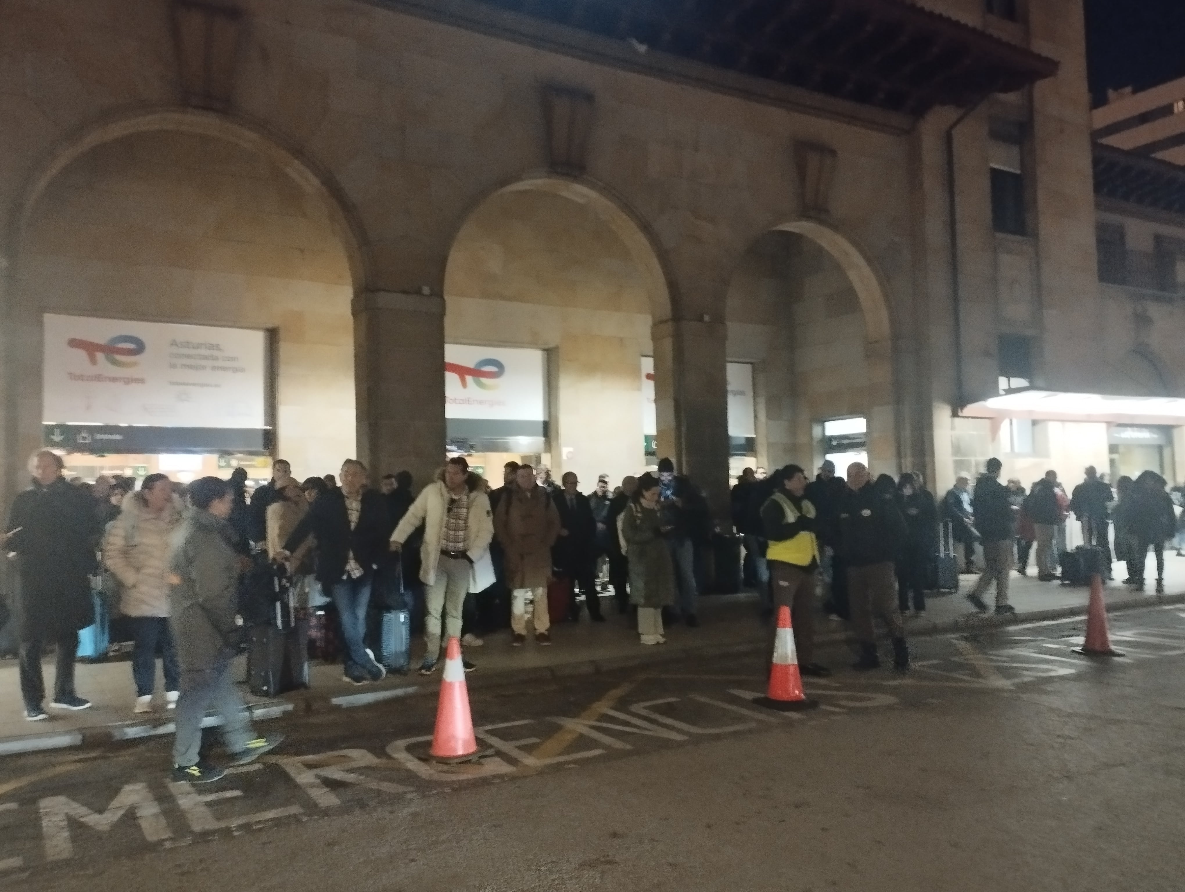 Un grupo de pasajeros afectados aguardaba a las ocho de la mañana, a las puertas de la estación de Oviedo, la llegada de los autobuses que los transportaría hasta León.