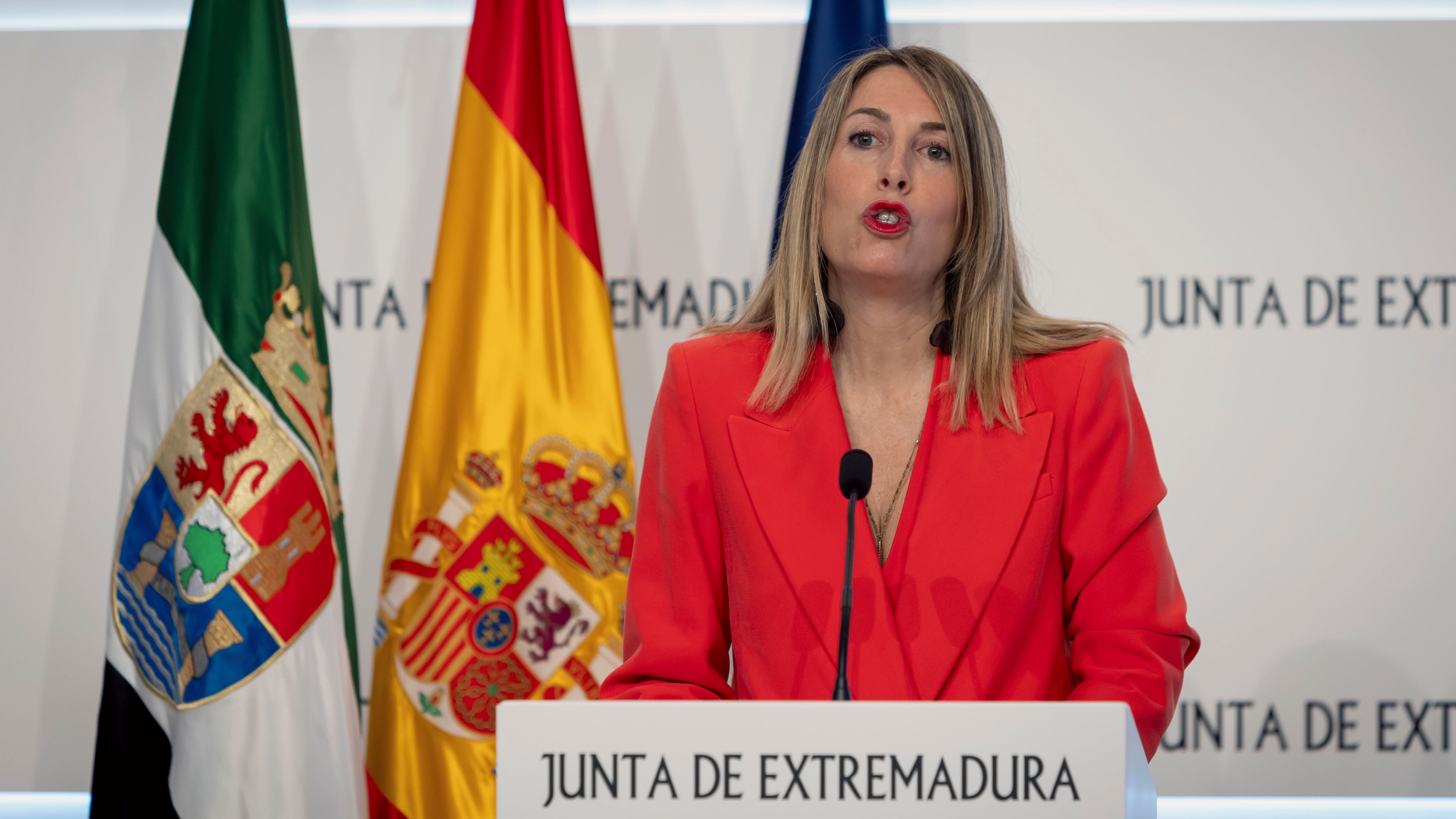 MÉRIDA, 02/04/2024.- La presidenta de la Junta de Extremadura, María Guardiola, ha dicho que para su gobierno &quot;la reparación y la concordia no deben tener color político&quot;, por lo que ellos pretenden preservar &quot;la dignidad de todas las víctimas y sus familiares&quot;, durante una rueda de prensa celebrada este martes en Mérida. EFE/ Jero Morales
