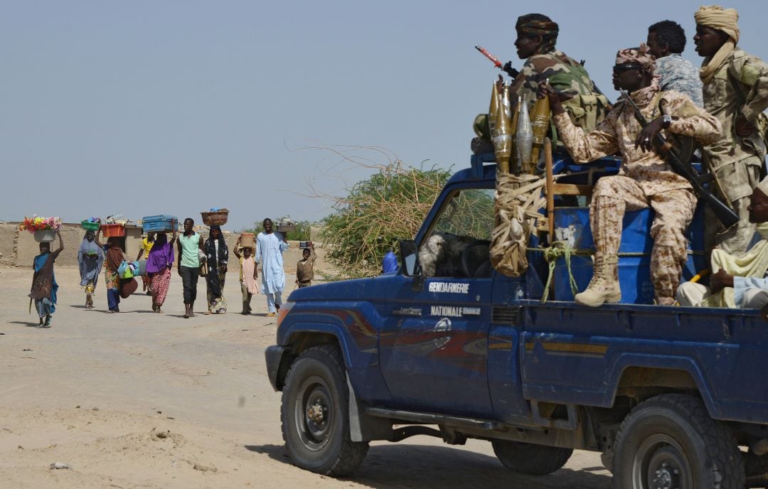 Un grupo de militares nigerianos patrulla en el poblado de Malam Fatori