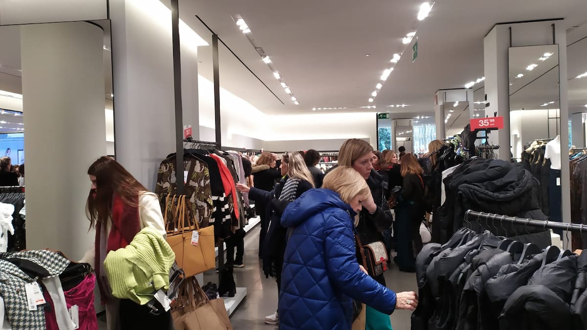 Buscando y rebuscando en las rebajas, "miramos un poco de todo"