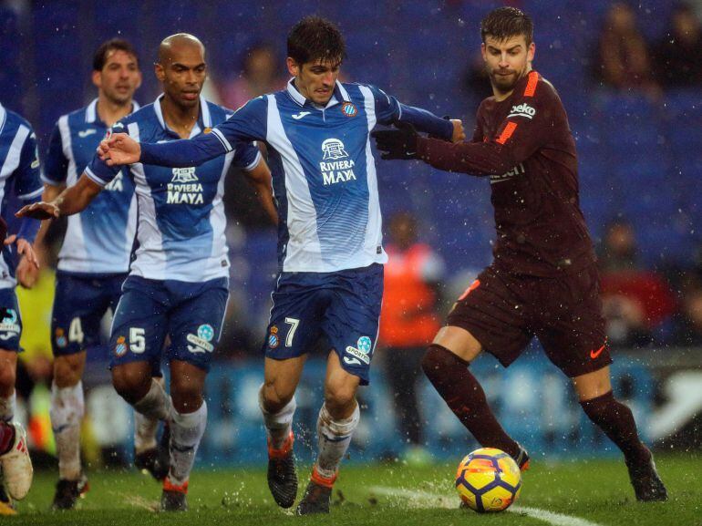 Piqué lucha con Gerard por un balón 