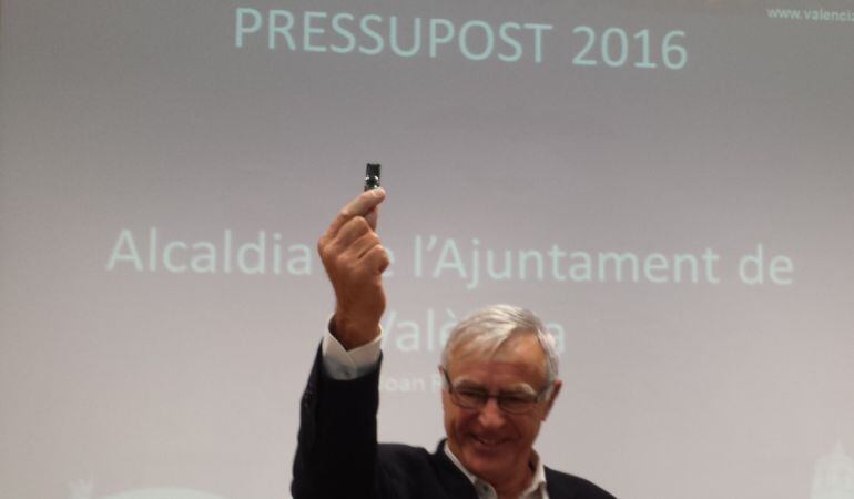 El alcalde Ribó muestra el pen drive con el presupuesto municipal de 2016, las primeras cuentas del tripartito