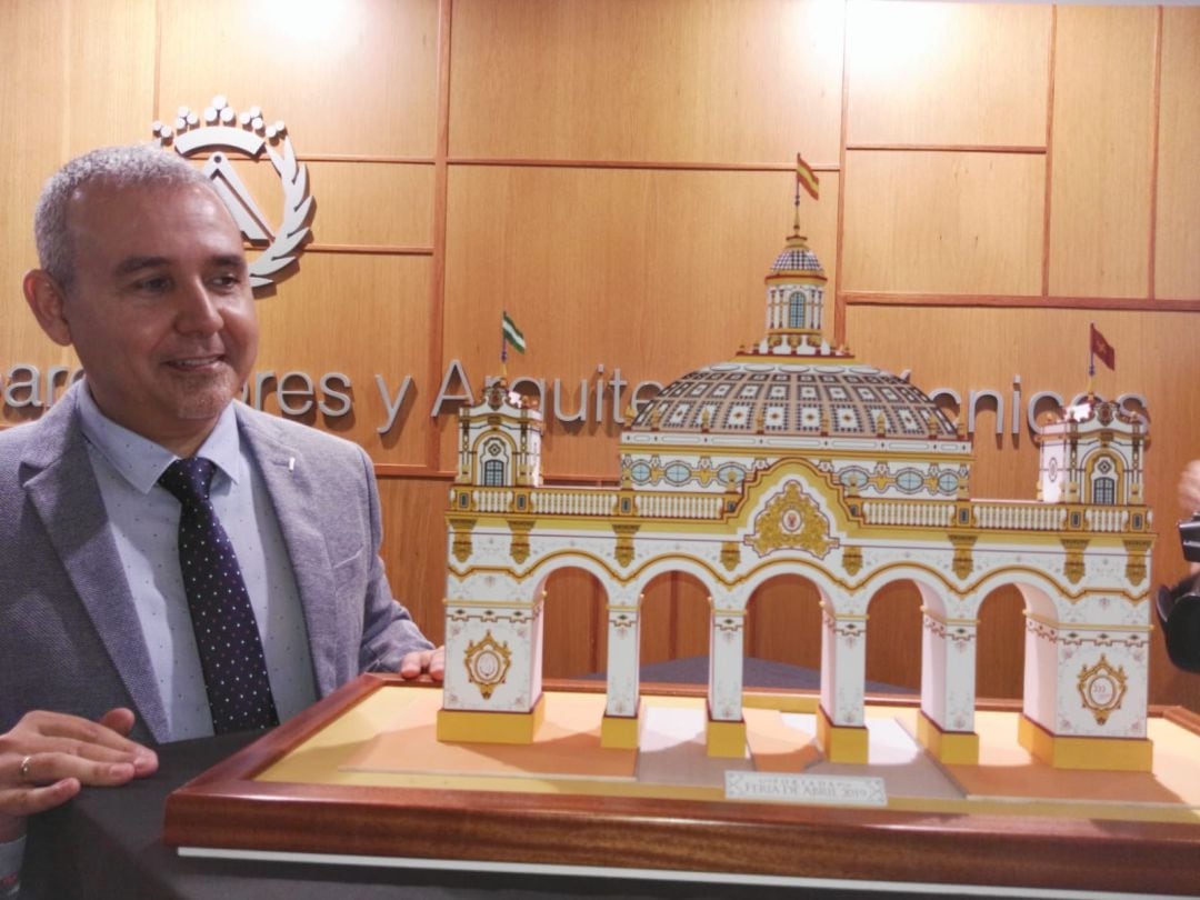 Ángel González Carvalho junto a la maqueta de su portada para la Feria de Abril 2019