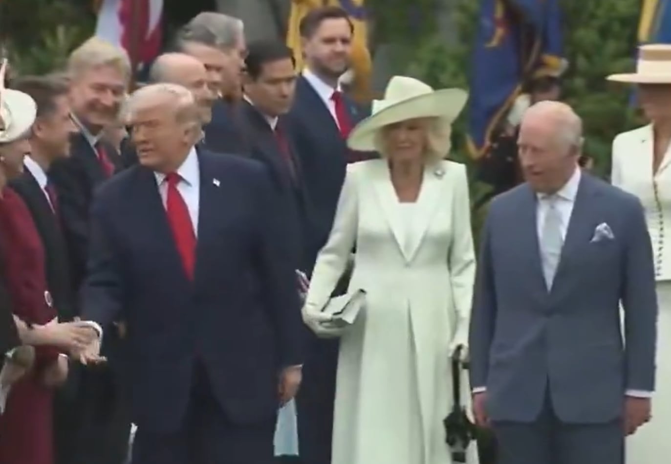 La reina de Inglaterra estaba estrechando manos durante la bienvenida y, de pronto, aparece el presidente de EEUU y se mete delante ante el estupor de los reyes.