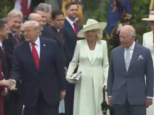 La reina de Inglaterra estaba estrechando manos durante la bienvenida y, de pronto, aparece el presidente de EEUU y se mete delante ante el estupor de los reyes.