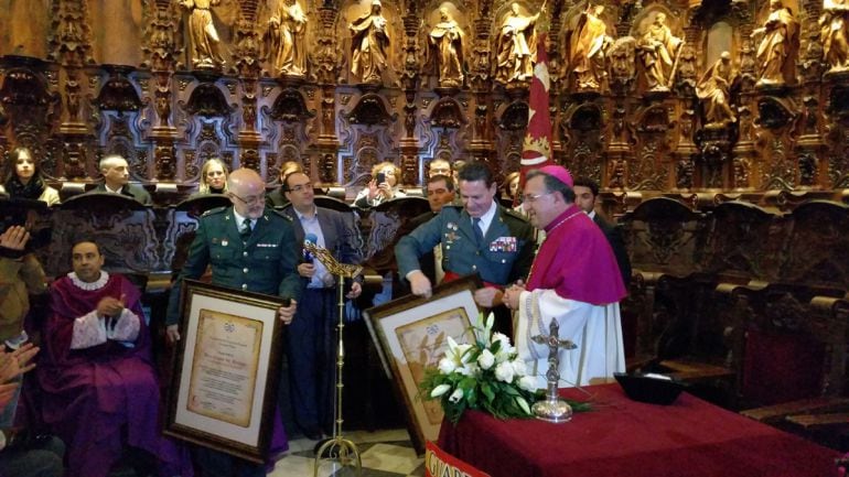 El obispo de Guadix monseñor Ginés García Beltrán entrega a la Guardia Civil el nombramiento de &quot;Hermano honorario&quot; de la Hermandad de la Virgen de las Angustias de Guadix(Granada) 