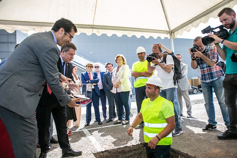 Jose Manuel Caballero, presidente de la Diputación y Emiliano García Page, en la colocación de la primera piedra de la nueva infraestructura, este jueves