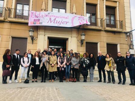 Lectura del manifiesto en las puertas del Ayuntamiento de Elda