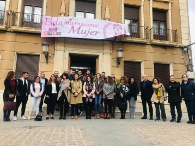 Lectura del manifiesto en las puertas del Ayuntamiento de Elda