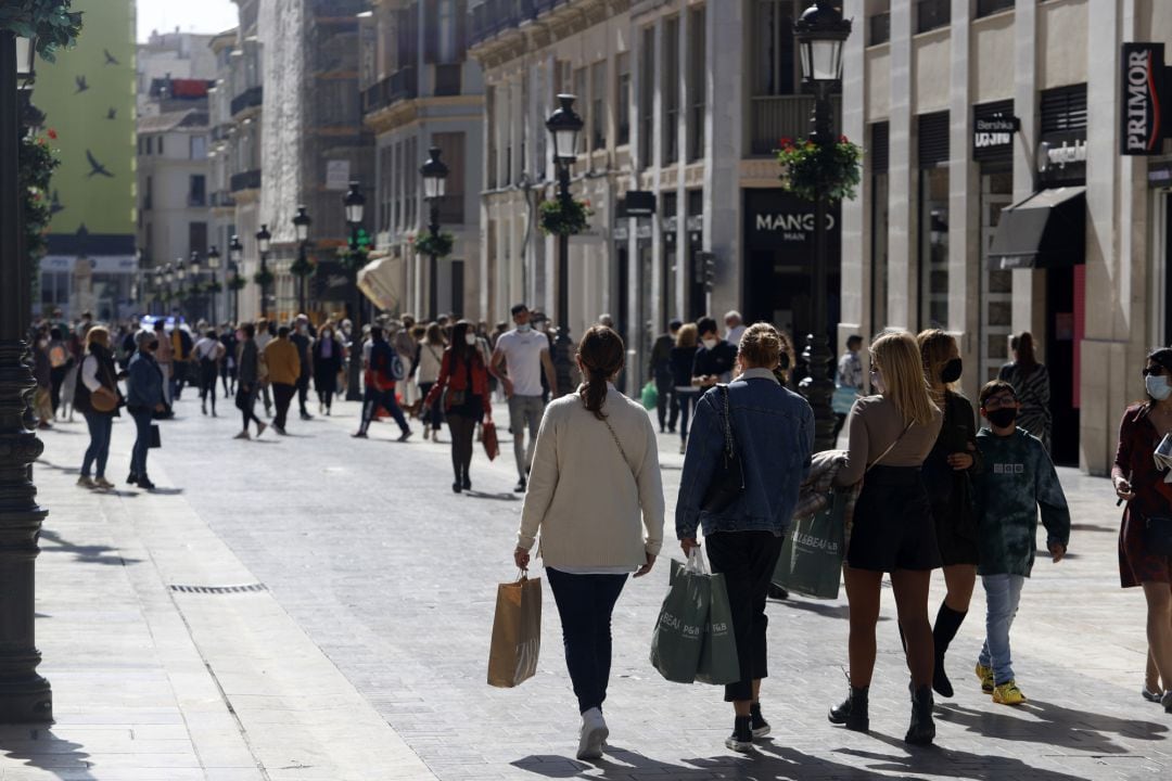 Reapertura de la hostelería y la actividad comercial no esencial en Málaga capital tras 10 días de cierre por las restricciones  impuestas por la pandemia del Covid-19, en la imagen calle Larios