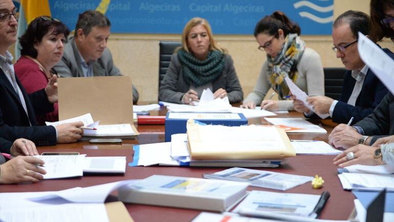 Las concejalas Eva Pajares y Paula Conesa en una mesa de contratación