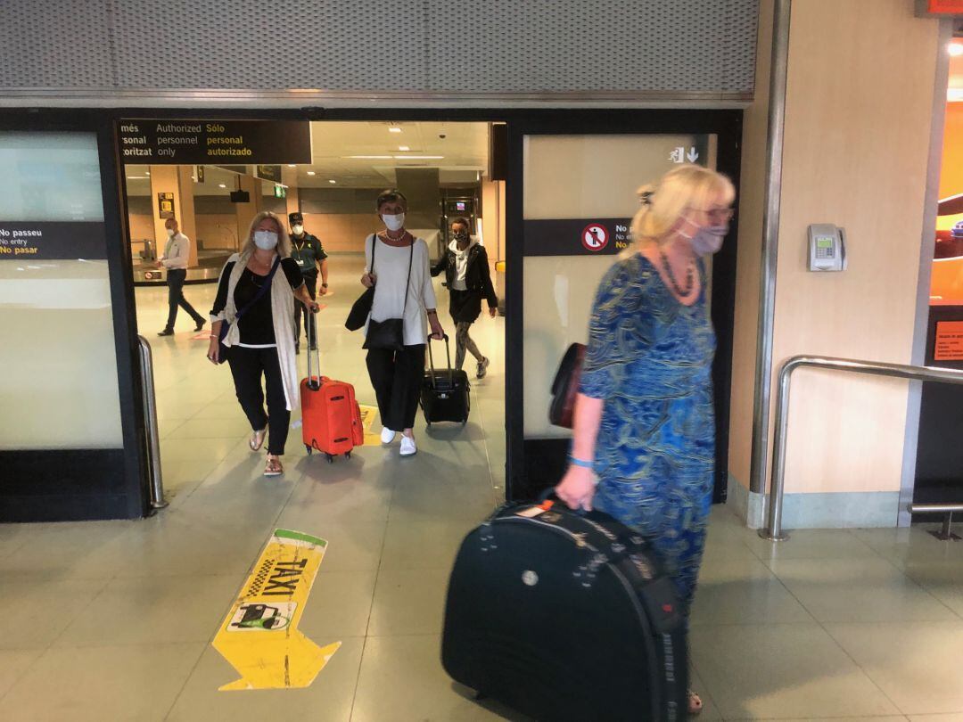 Turistas llegan al Aeropuerto de Ibiza